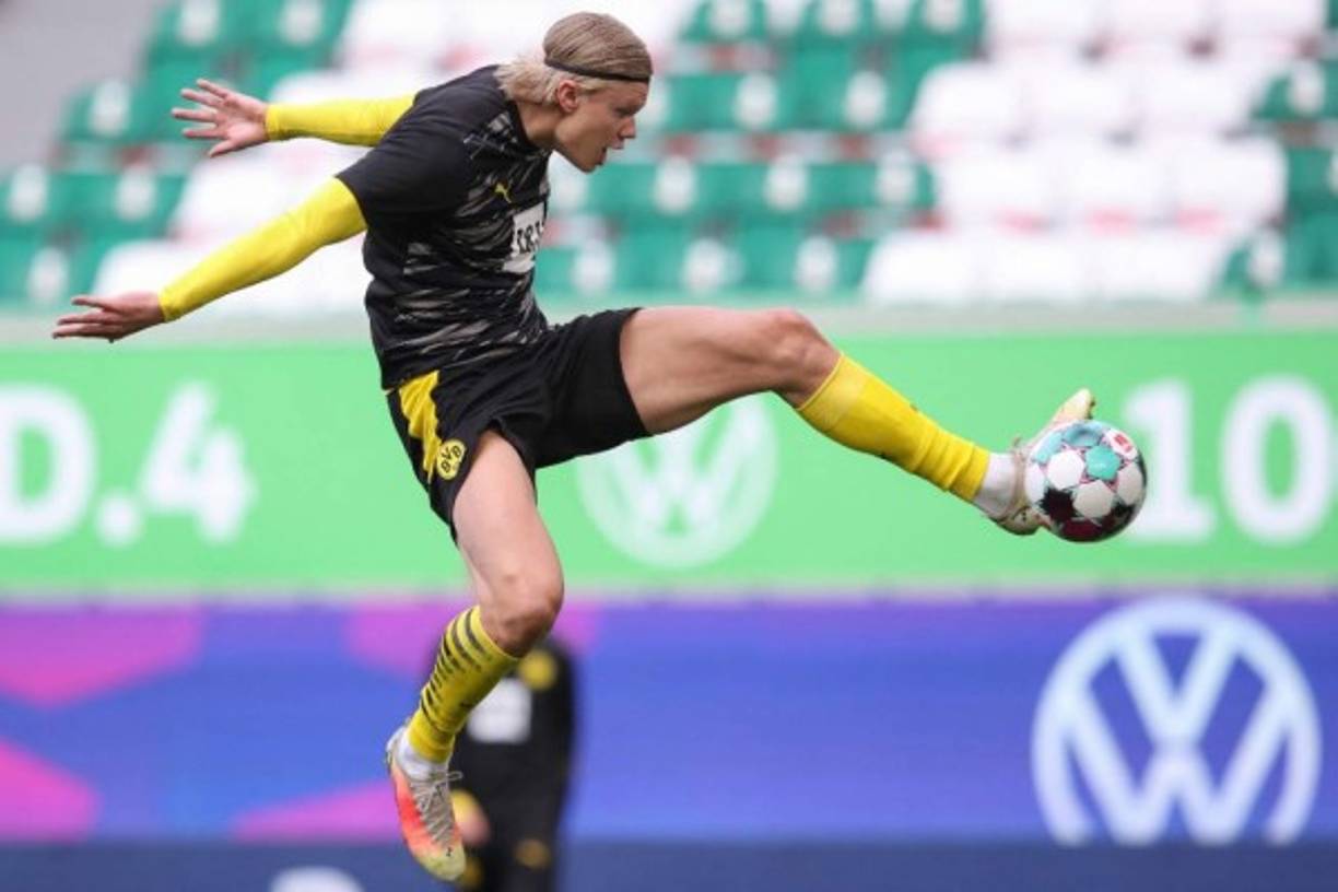 Tras haber ofrecido a su representado por algunos de los mejores clubes de Europa, el agente italiano Mino Raiola ha declarado al diario As que el fichaje de Erling Haaland por el FC Barcelona no está descartado. En palabras del propio Raiola, la hipotética llegada del joven crack noruego a la Ciudad Condal 'es complicada, pero no imposible'. Foto AFP.