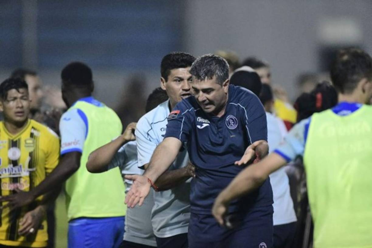 Diego Vázquez reclamando el lanzamiento de objetos a la cancha.