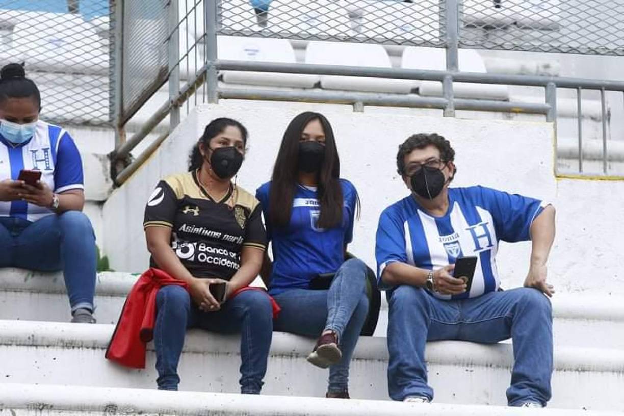 Pocos aficionados hondureños se hicieron presente en el partido frente a El Salvador.