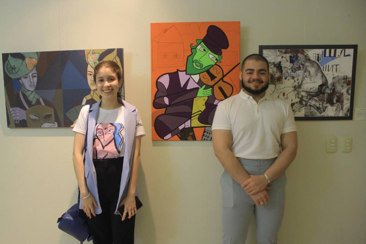 Alexia Bardales y Javier Díaz con la obra “Violinista verde”.