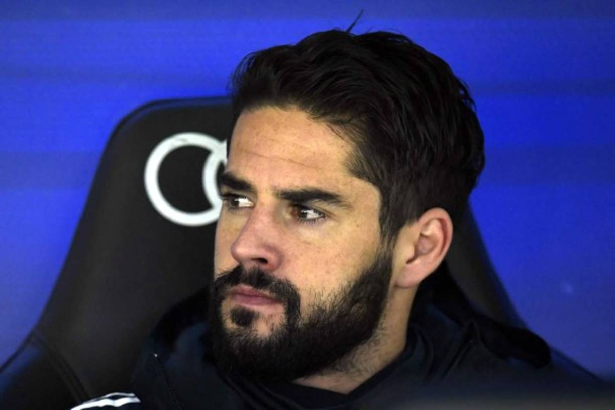 La cara seria de Isco Alarcón en el banco de suplentes del Real Madrid.