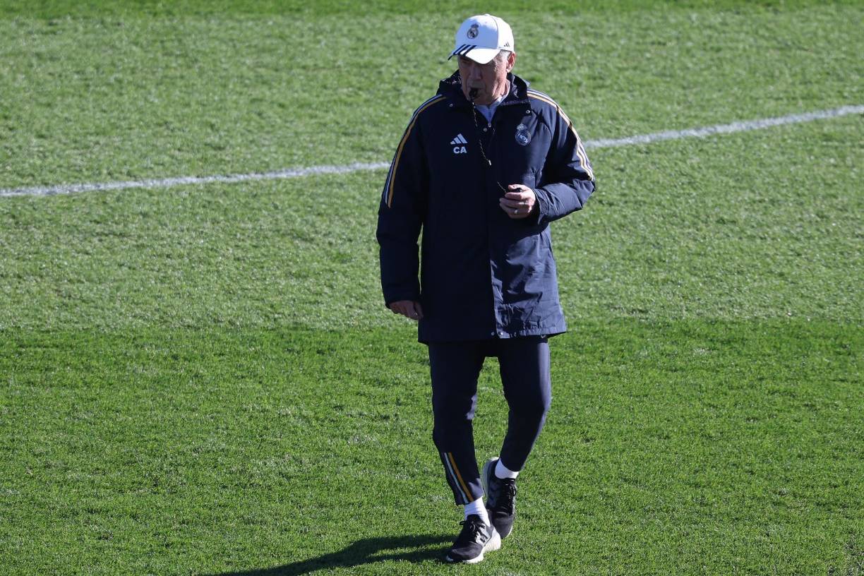 Ancelotti descarta fichar un central: “No ficharemos ningún central en enero porque ya tenemos dos, aunque estén lesionados (Alaba y Militao) y tenemos a Nacho y Rüdiger. Además, hay otros que podrían jugar en esa posición”.