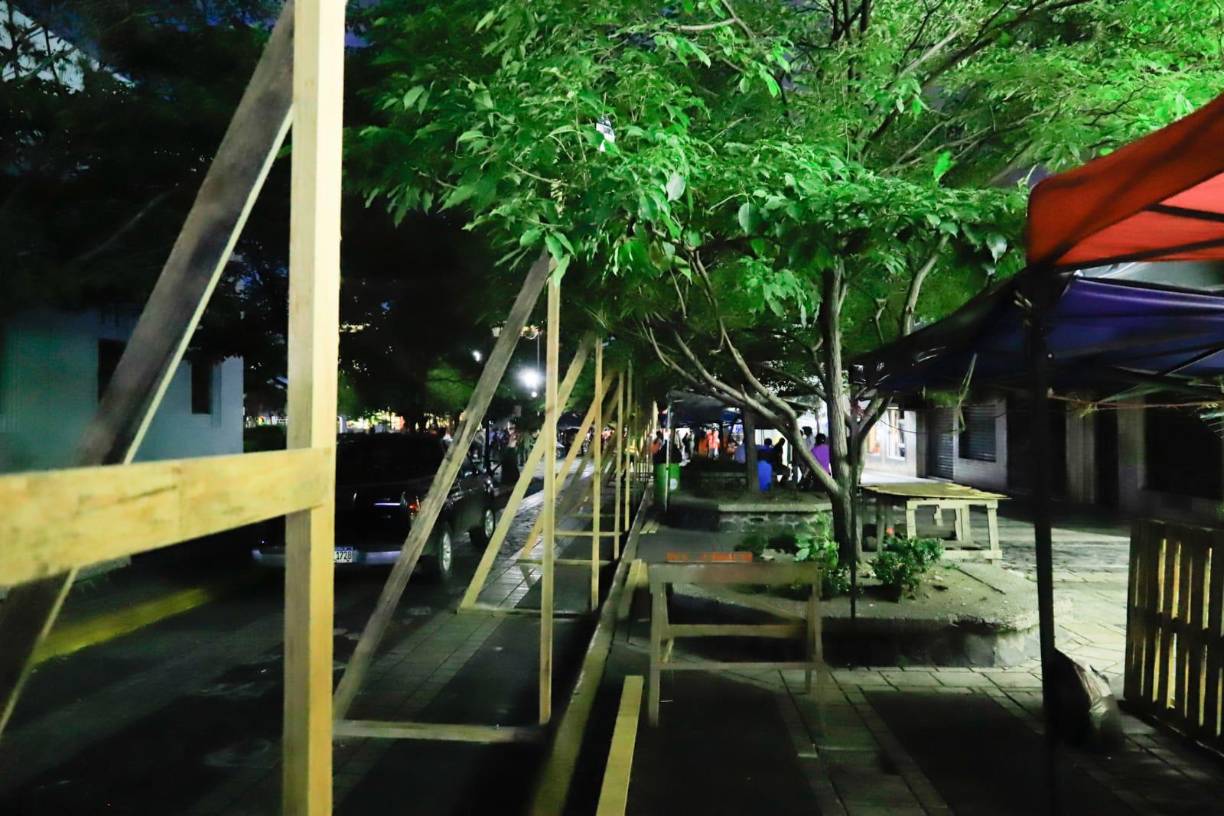 Este domingo en horas de la tarde, la municipalidad comenzó a colocar madera y láminas para cercar el perímetro.