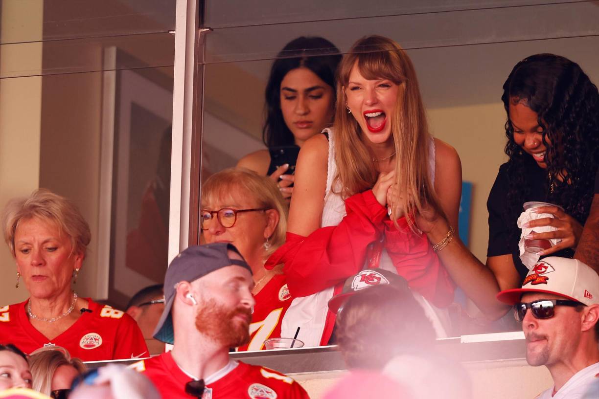 El nuevo foco de atención en esta historia radica en si Taylor Swift estará en el Super Bowl LVIII que se realizará el próximo 11 de febrero en Las Vegas, Nevada, toda vez que la cantante tiene un concierto programado, como parte de su gira ‘The Eras Tour’, en Tokio, Japón, un día antes del partido.