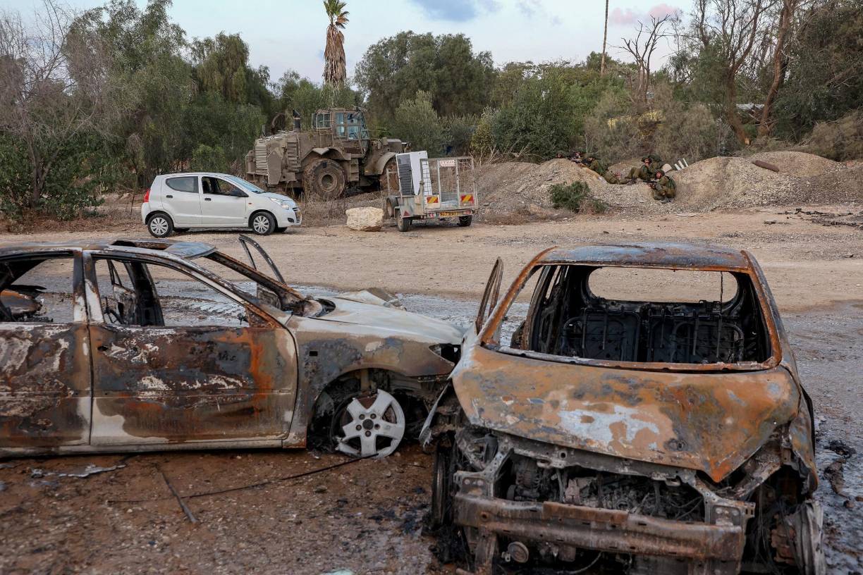 Por su cercanía a Gaza, a apenas cinco kilómetros de la valla, Beeri probablemente fuera de los primeros núcleos arrasados por el millar de milicianos que salieron en la madrugada del sábado, y fue uno de los últimos en ser retomado por completo por las fuerzas israelíes.