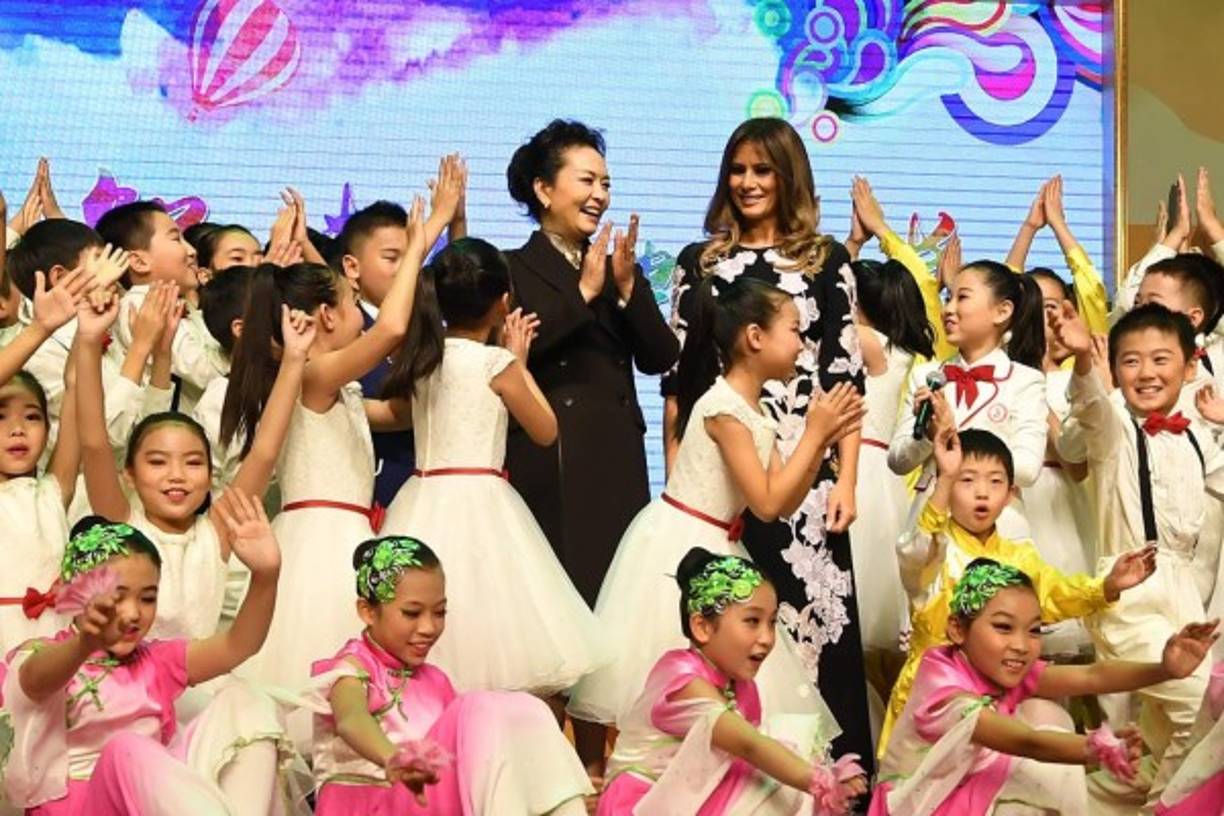 El vestido se encuentra disponible en la tienda en línea sin los bordados multicolores, y con hombros y mangas de encaje negro, por 2,500 dólares.