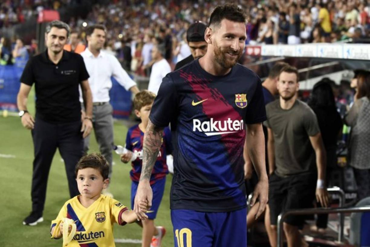 Así llegaba Messi al Camp Nou acompañado de sus tres hijos para presenciar el partido que se perdió debido a una lesión.