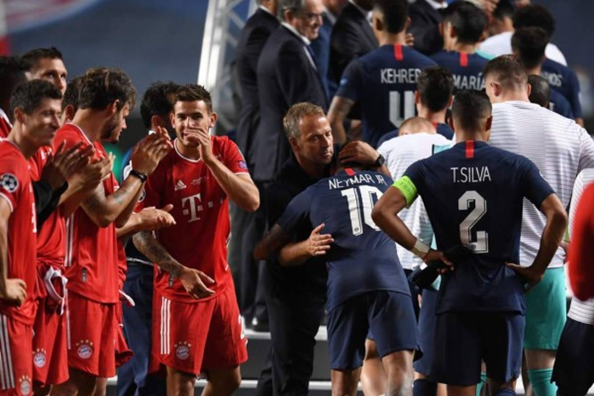 El entrenador del Bayern, Hans-Dieter Flick, tuvo un buen gesto consolando a Neymar por la derrota. El brasileño no pudo contener las lágrimas.