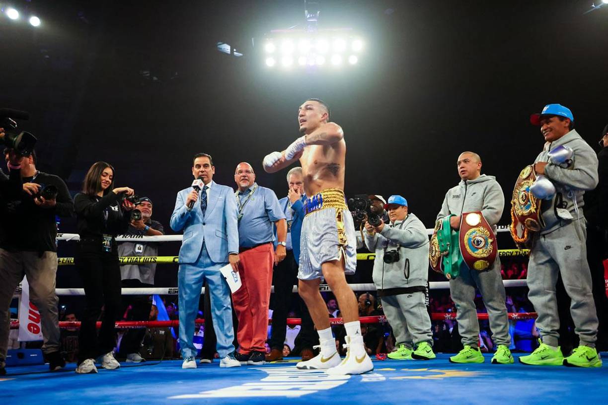 Los jueces le dieron a López un triunfo en 12 asaltos con puntuaciones de 120-108, 120-108 y 119-109.