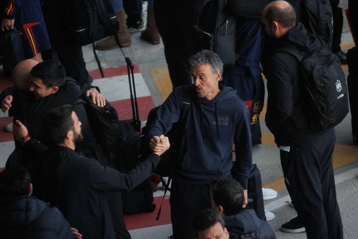 Luis Enrique se mostró cariñoso con sus asistentes y se despidió de manera efusiva.