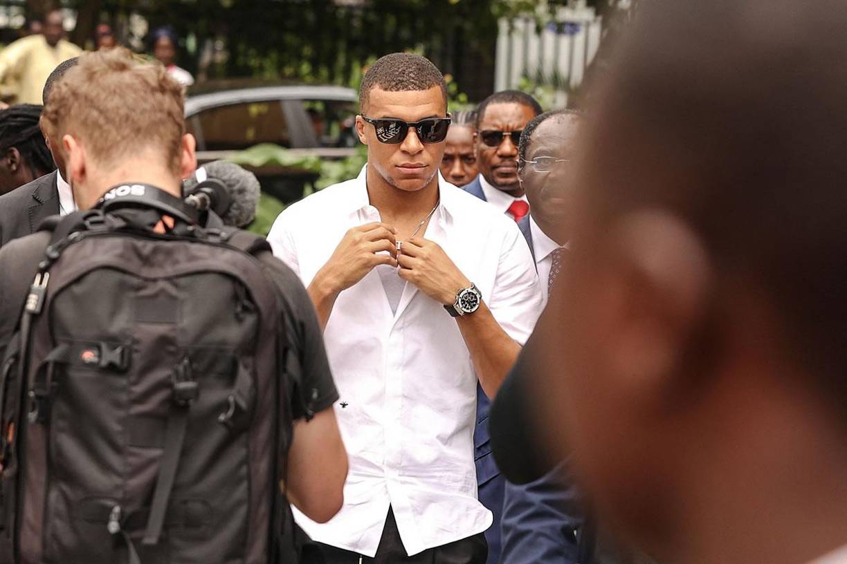 El nombre de Kylian Mbappé suena más que nunca en el Real Madrid, donde están tranquilos y confiados de que el delantero francés llegará al club gratis y no pagarán los 200 millones de euros que pide el PSG. En los pasillos del Bernabéu se ven muy confiados en lo que puede pasar. Hasta tal punto que se ha llegado a oír: “Al final nos van a regalar a Mbappé”, reporta uno de los medios afines al equipo blanco.