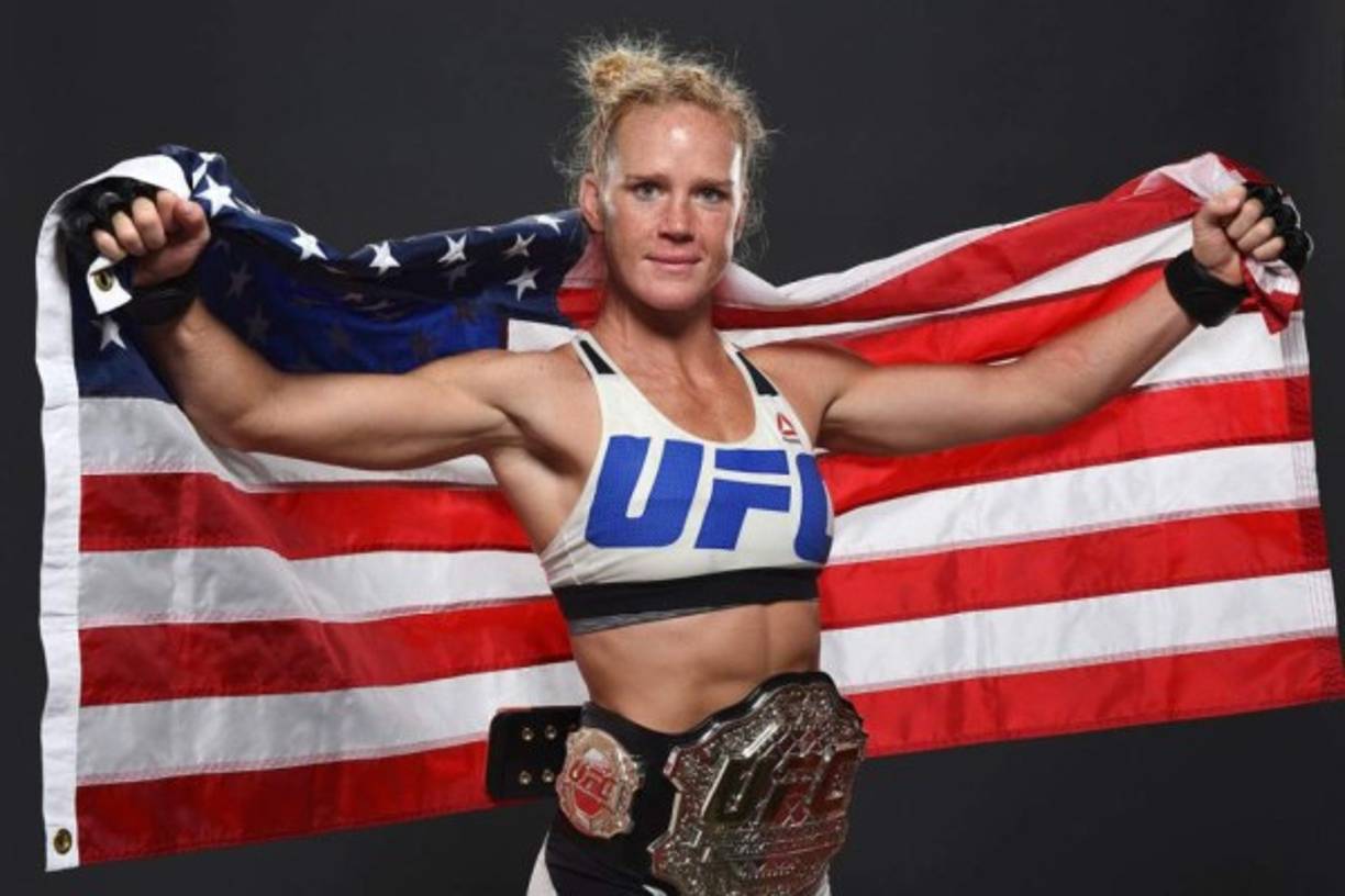 Holly Holm es una peleadora estadounidense de artes marciales mixtas que actualmente compite en la categoría de peso gallo femenino en Ultimate Fighting Championship. Fiel seguidora de Daniel Trump.