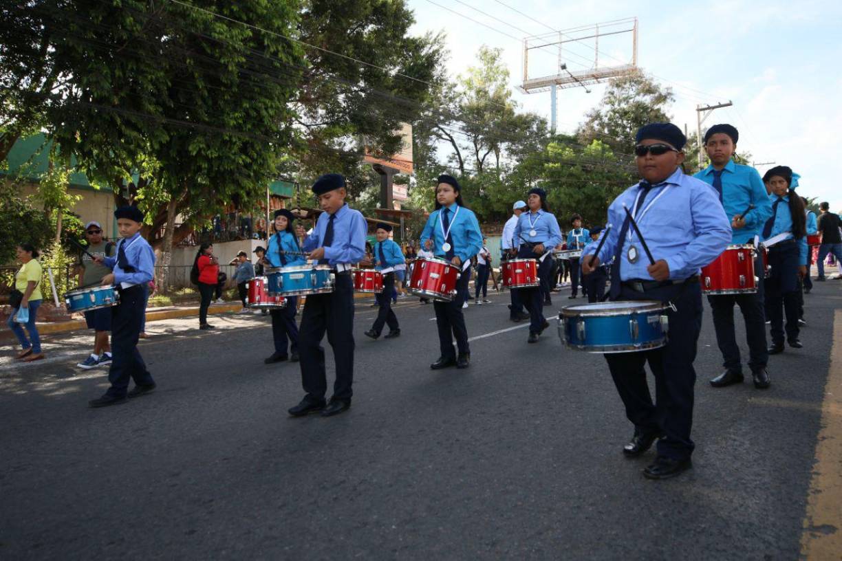 Las bandas de guerra también son un atractivo durante estos desfiles escolares. 