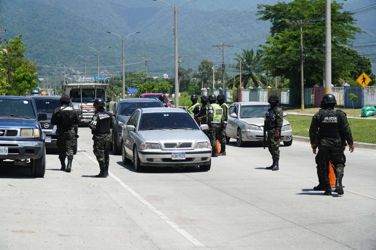 Las autoridades de la Policía Militar tienen centrados sus mayores esfuerzos de prevención en las llamadas fronteras que delimitan el territorio que dominan la Pandilla 18 y la Mara Salvatrucha.Esas zonas llamadas fronteras de la muerte son la peor amenaza para los pobladores porque el cruzarlas significa morir. En la imagen, retenes para prevención.