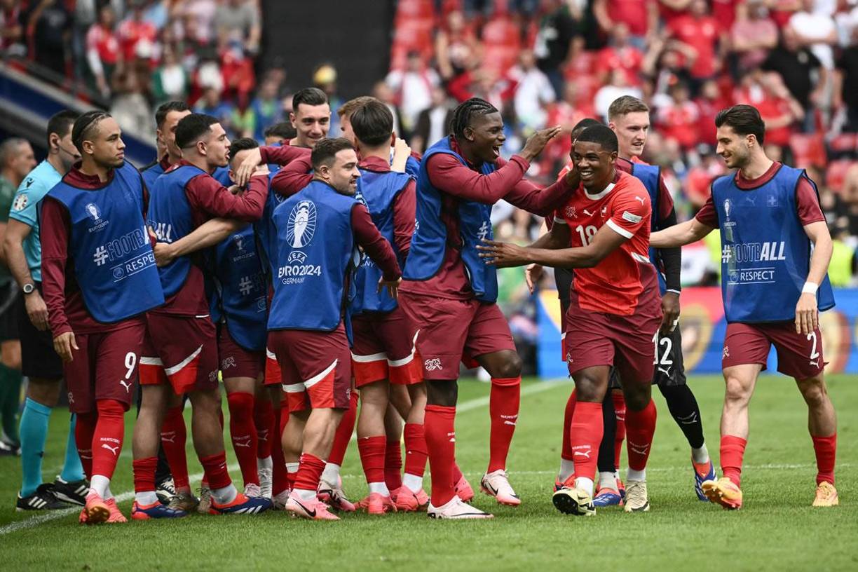 El delantero suizo Kwadwo Duah celebrando el primer gol del partido con sus compañeros ante Hungría.