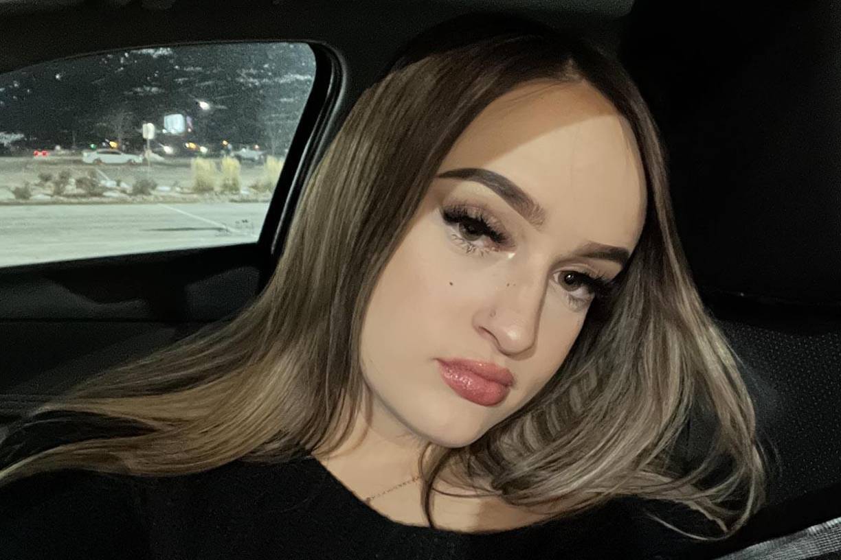 La joven estaba fumando hierba y comiendo con su novio cuando estalló una pelea violenta entre ambos, de acuerdo con el informe policial.