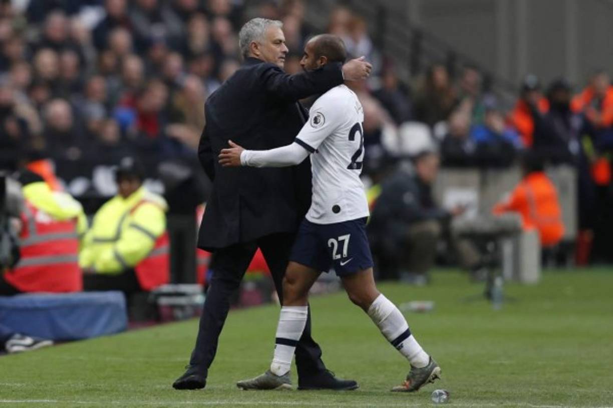 Mourinho saludando a Lucas Moura al salir de cambio. El brasileño marcó un gol y recibió la felicitación del nuevo técnico.