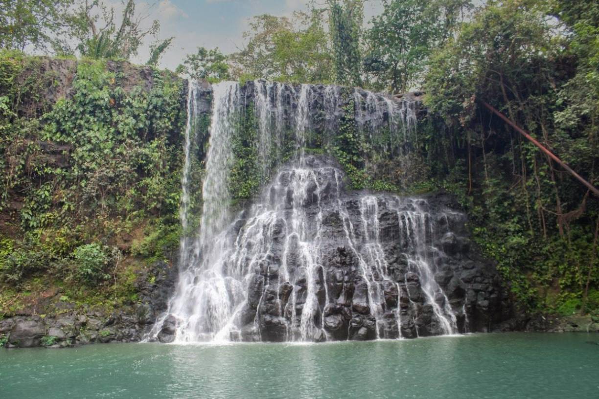 <b>Cascata Lodge</b> ofrece a sus visitantes áreas verdes, ríos y una majestuosa cascada de 28 metros de altura.