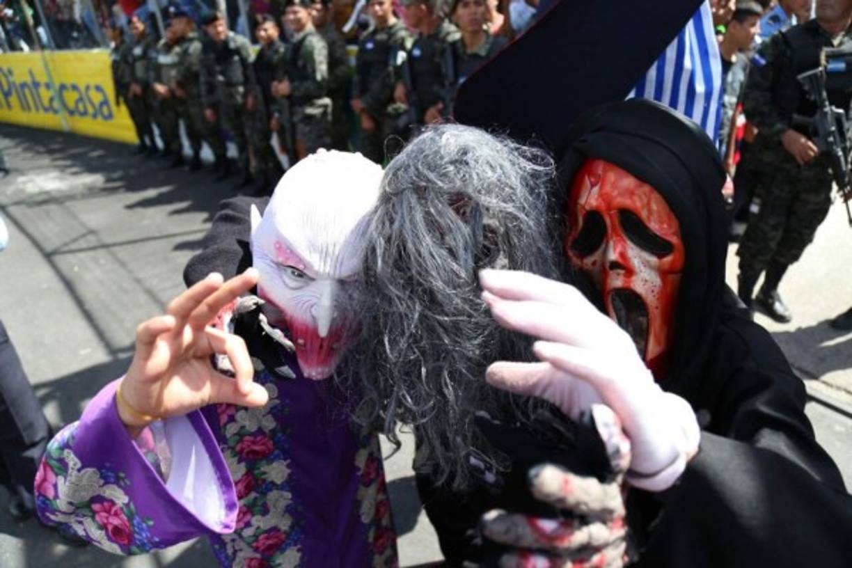 Estos personajes de terror llamaron la atención de los asistentes en el estadio Tiburcio Carías Andino de Tegucigalpa.