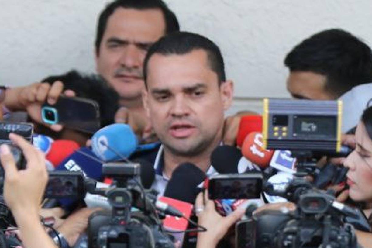  El jefe de la bancada del Partido Nacional, Tomas Zambrano, indicó que las fuerzas políticas que integran el Bloque estarán “vigilantes” para que el izquierdista Partido Libertad y Refundación (Libre, en el poder) “no siga cometiendo atropellos, ilegalidades y abusos” desde el Parlamento.