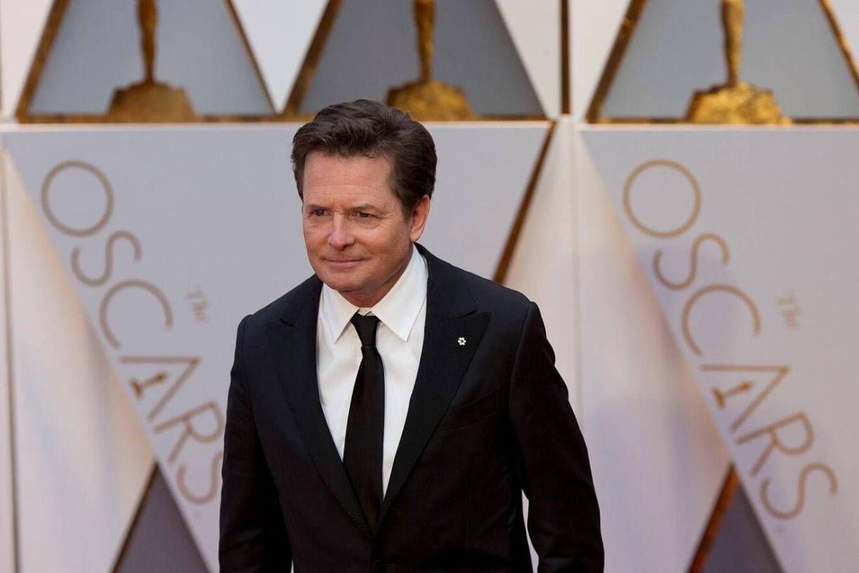 8-MICHAEL J. FOX Y PETER WEIR, ENTRE LOS PREMIOS HONORÍFICOS 2023: La propia Warren ha sido una de las personalidades elegidas para recibir la estatuilla dorada honorífica -Governors Awards- por sus contribuciones a la industria del cine.Estos galardones fueron entregados en una gala previa celebrada en noviembre y se concedieron también a los cineastas Peter Weir y Euzhan Palcy, y al actor Michael J. Fox, quien recibió el Premio Humanitario Jean Hersholt dentro de los Governors Awards.