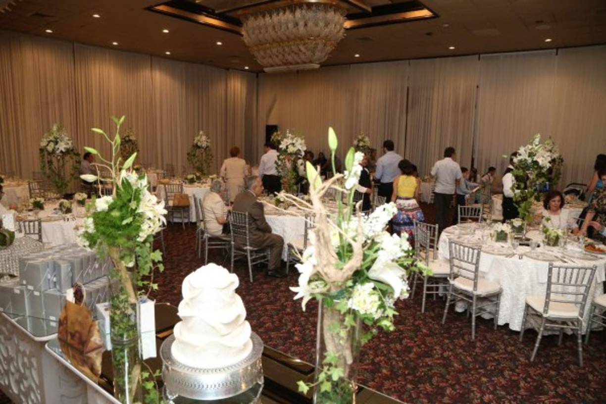 Flores blancas engalanaron el almuerzo.