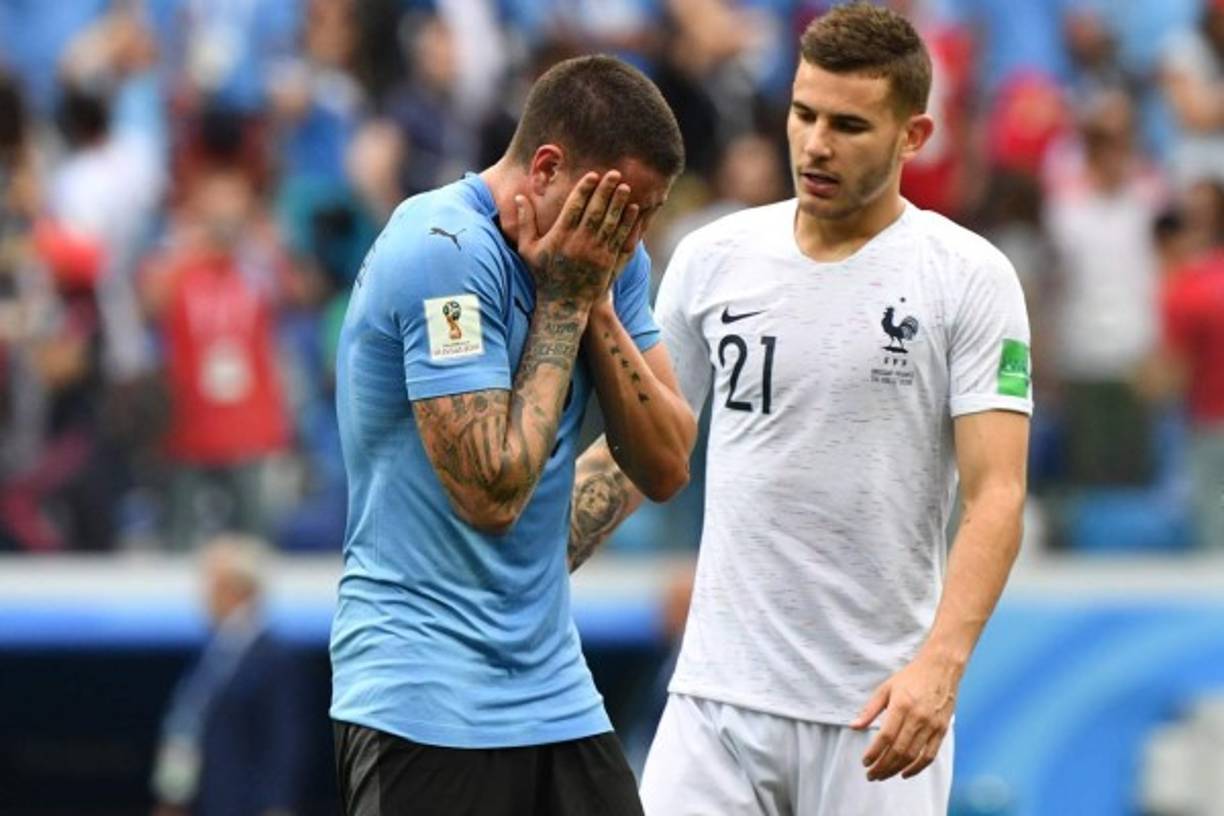 El central uruguayo José María Giménez rompió en llanto en pleno partido tras el 2-0 de Francia ya que era consciente que estaba muy complicado remontar el juego.