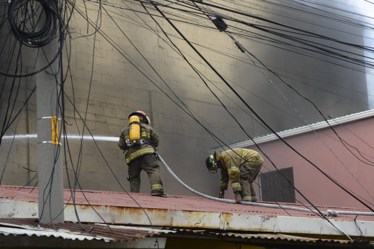 Hasta el momento, no se reportan heridos o víctimas mortales tras el incendio ocurrido en la zona céntrica de San Pedro Sula. 