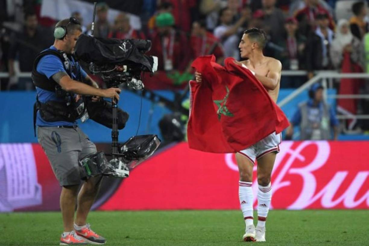 El mediocampista marroquí Faycal Fajr paseó con la bandera de su país al final del encuentro.
