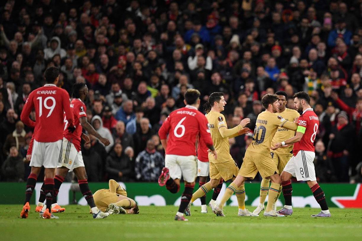 En el segundo tiempo se dio una tangana luego de que Bruno Fernandes diera un balonazo a Frenkie de Jong que estaba en el suelo tras una jugada.