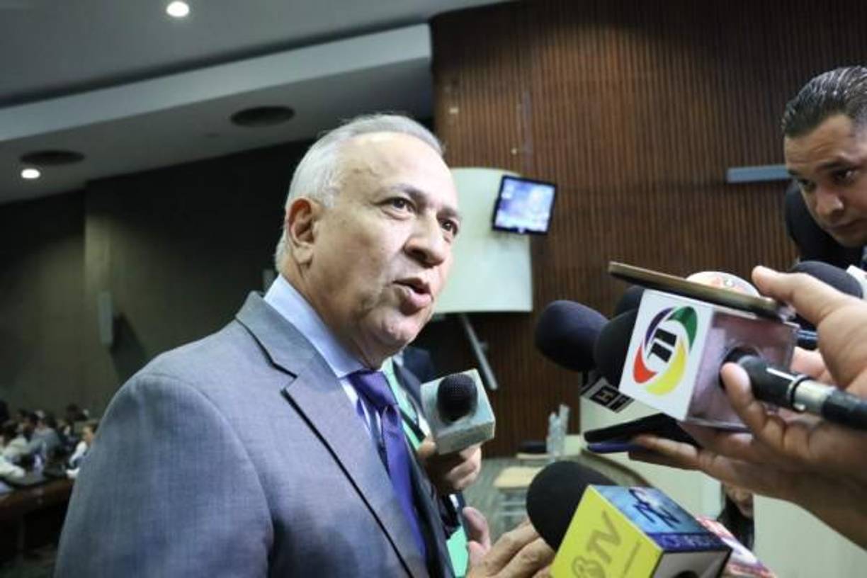 Entre otros temas, el expresidente del Legislativo expresó estar en paz a pesar de las críticas provenientes del partido oficialista, señalando que estas se basan en aspectos contemplados en el presupuesto político. 