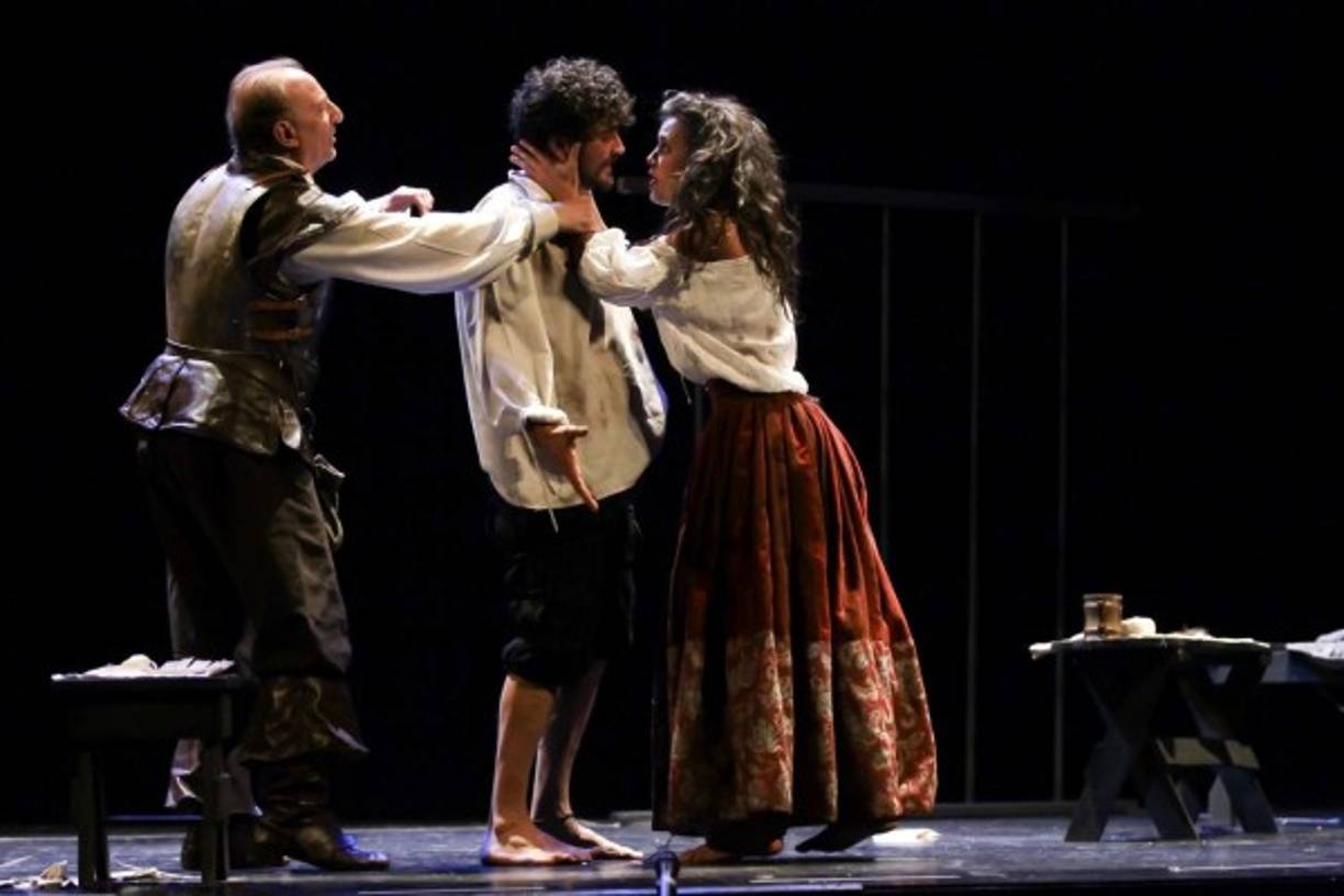 José Manuel Seda, Marta Guerras y Pedro Miguel Martínez actúan en la obra 'Los Espejos de Don Quijote'. EFE