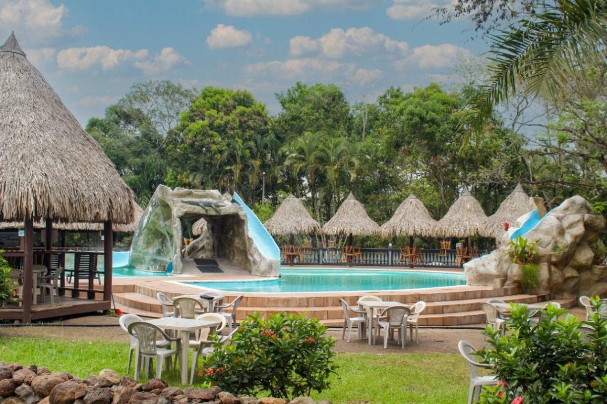 Además, tiene dos amplias piscinas con sus deslizadores, áreas deportivas para fútbol y voleibol.