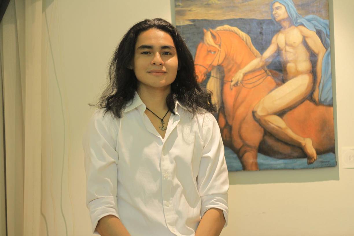 Germán Cerrato con su obra “Caballo Rojo”. 