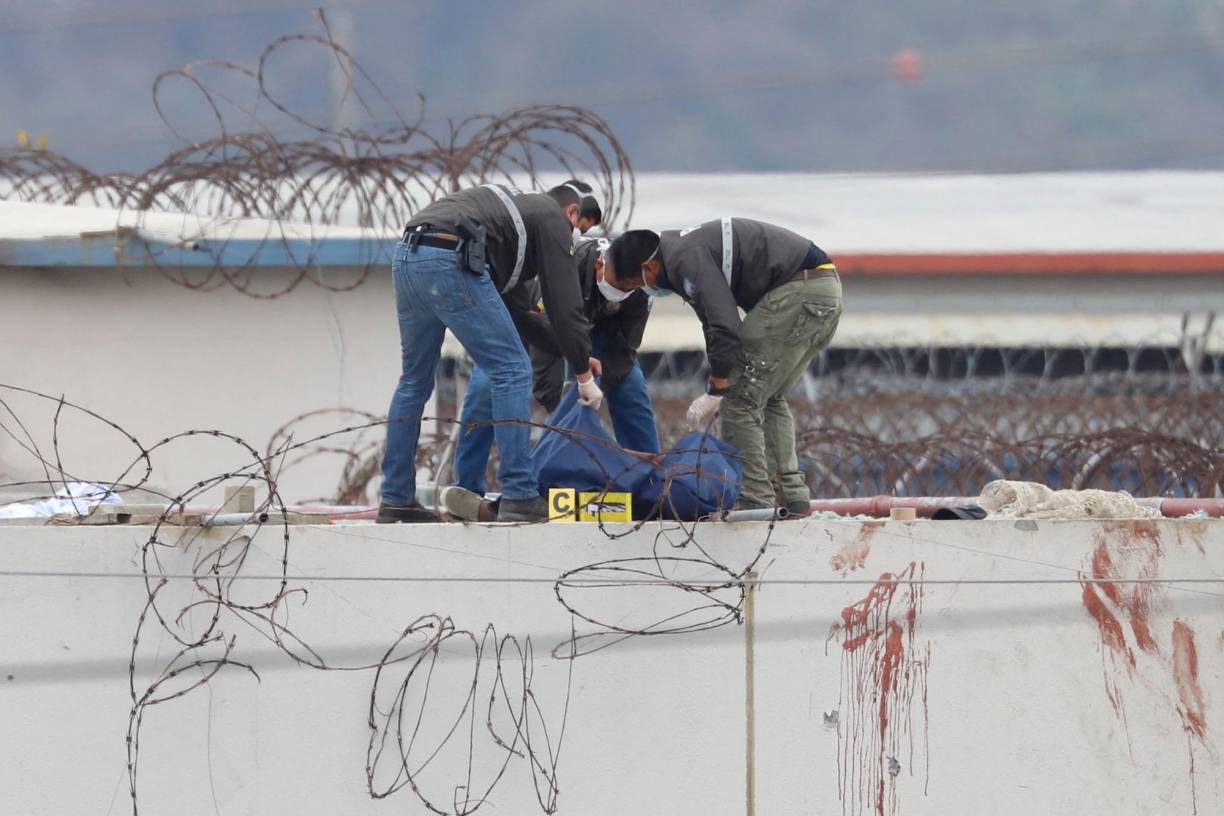 Una nueva “barbarie”, con cuerpos incinerados y macheteados, hundió en el caos a la principal penitenciaría del puerto ecuatoriano de Guayaquil: 68 reclusos murieron y 25 resultaron heridos en la peor masacre desde la que protagonizaron en septiembre bandas del narco en la que fallecieron más de cien presonas.