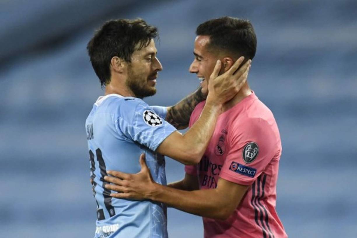 David Silva y Lucas Vázquez se saludan al final del partido.