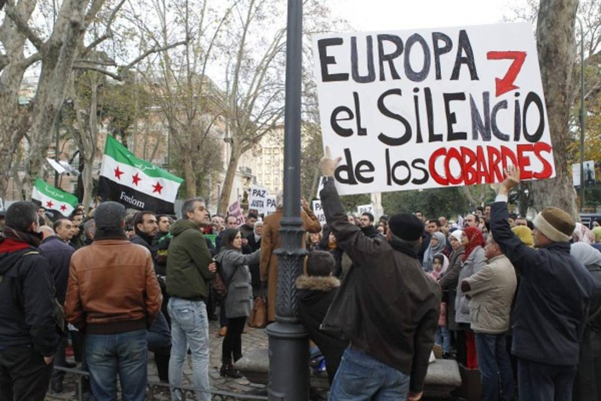 MADRID. Unas 150 personas se han concentrado hoy a las puertas de la Embajada de Siria en Madrid para pedir el cese de los bombardeos sobre la población civil en el país árabe. EFE / Victor Lerena.