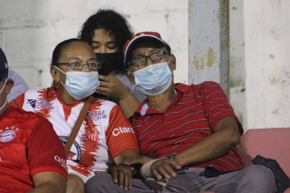 Esta pareja llegó con la camiseta del Vida y su respectiva mascarilla. Dieron el ejemplo en el estadio.