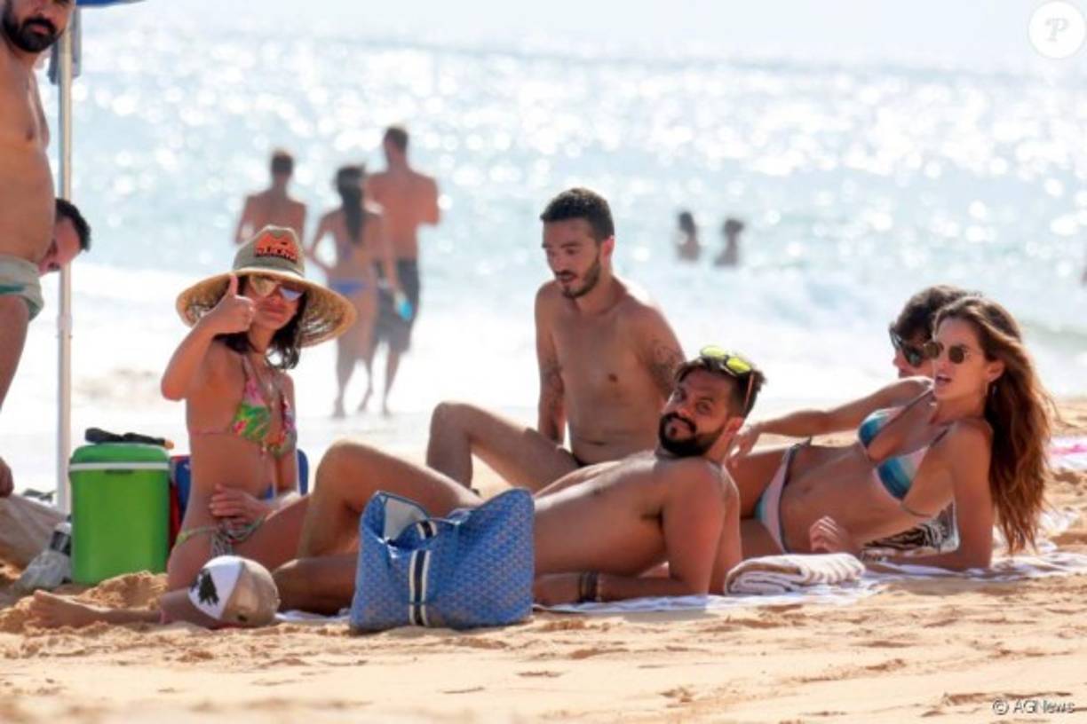 Bruna estuvo acompañada por amigos en la playa.