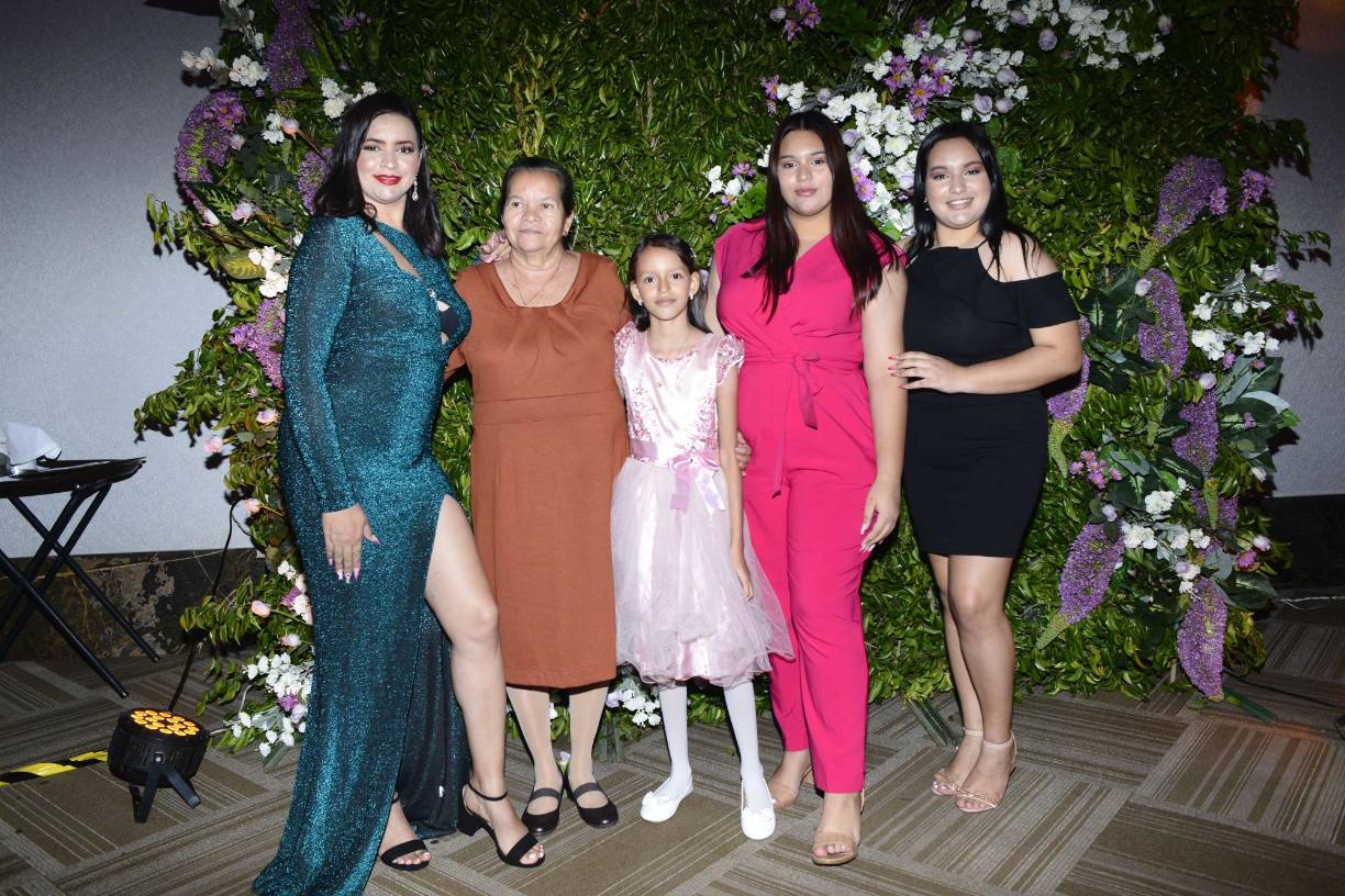 Marian Guevara, Carmen López, Angelly, Marcela y Mariel Guevara