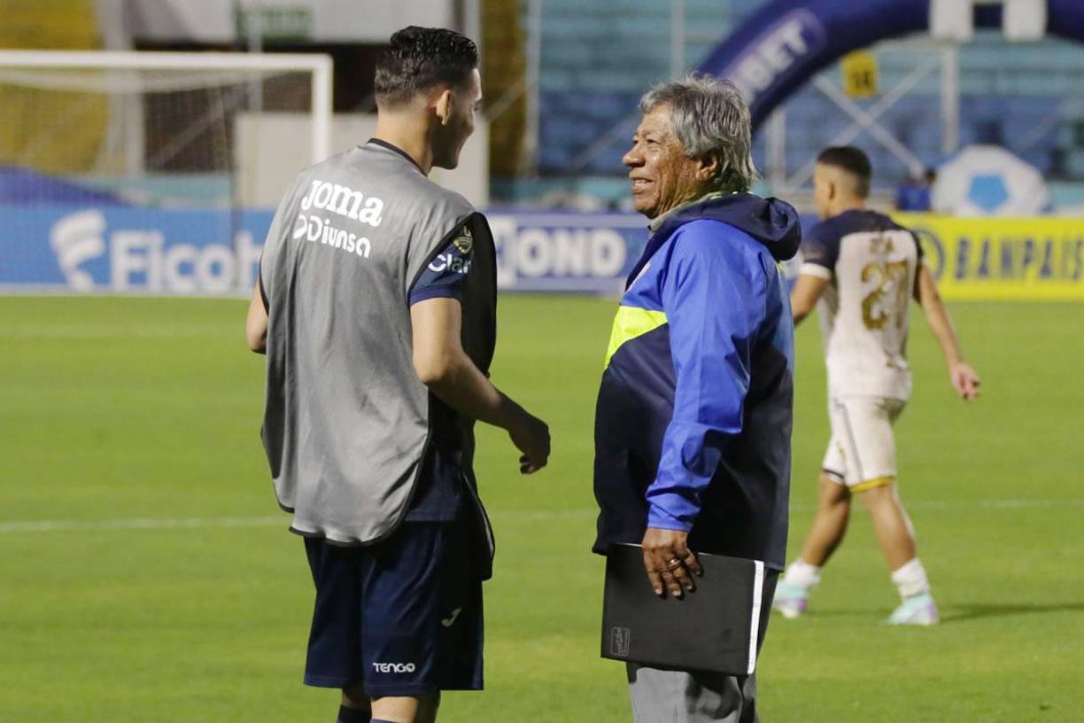 Ramón ‘Primitivo’ Maradiaga estuvo charlando con jugadores de Motagua en el descanso del partido.