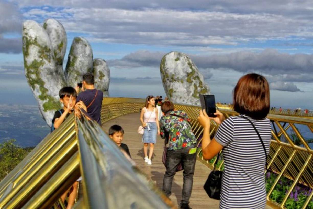 El 'Puente Dorado' ('Cau Vang' en vietnamita) ofrece vistas espectaculares de las colinas forestales de Ba Na, en el centro del país.