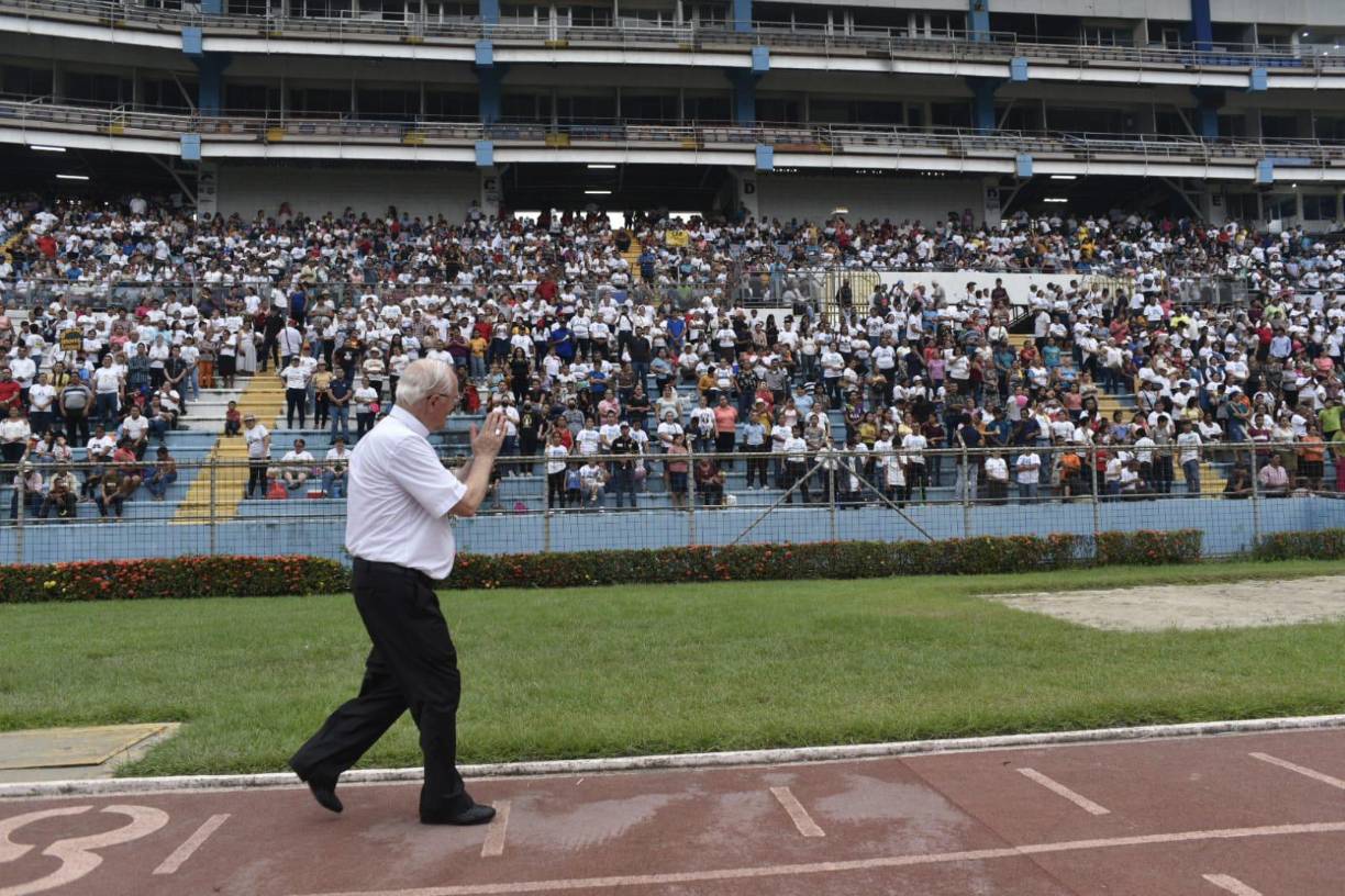 A sus 20 años hizo sus votos temporales, a los 25 sus votos perpetuos y a los 28 años fue ordenado sacerdote el 19 de marzo de 1972.
