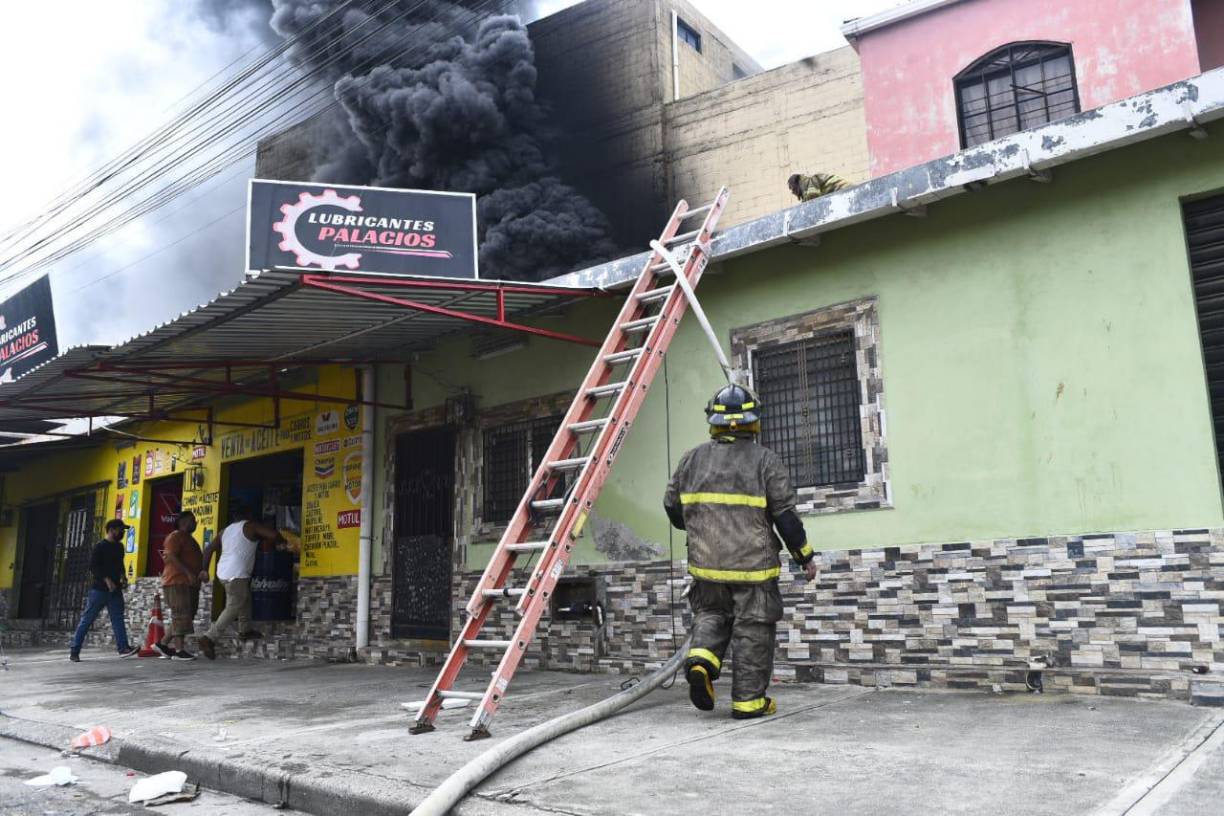 Incendio desata el caos en barrio Medina de San Pedro Sula (fotos)