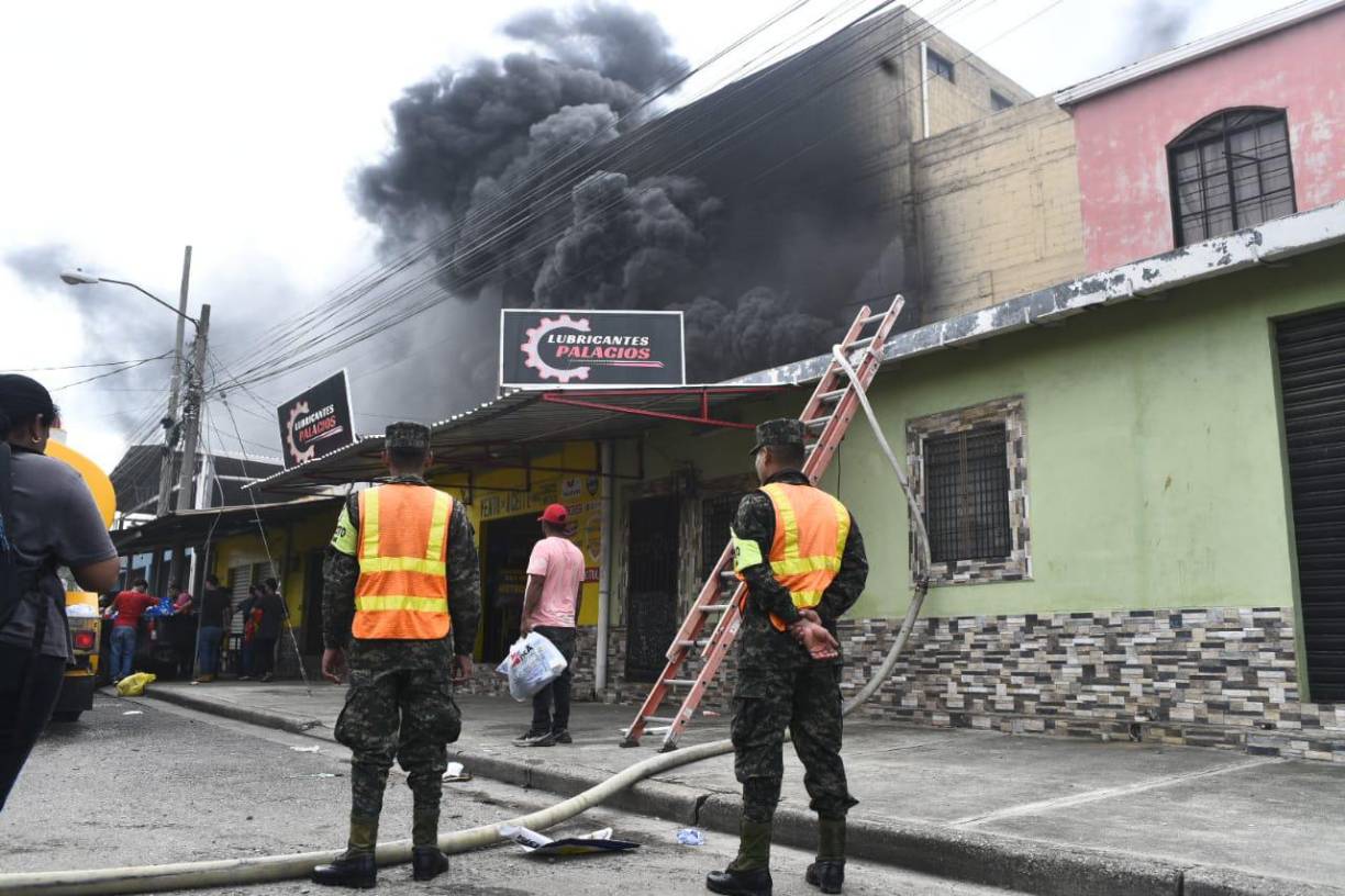 Incendio desata el caos en barrio Medina de San Pedro Sula (fotos)