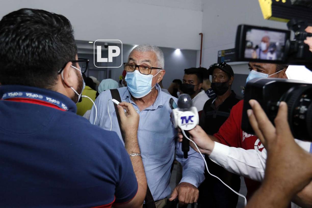 ‘El Bigotón‘ brindó declaraciones en el aeropuerto Ramón Villeda Morales a los medios que cubrieron su llegada. “El objetivo de Marathón es salir campeón, me llamaron para eso”, declaró.