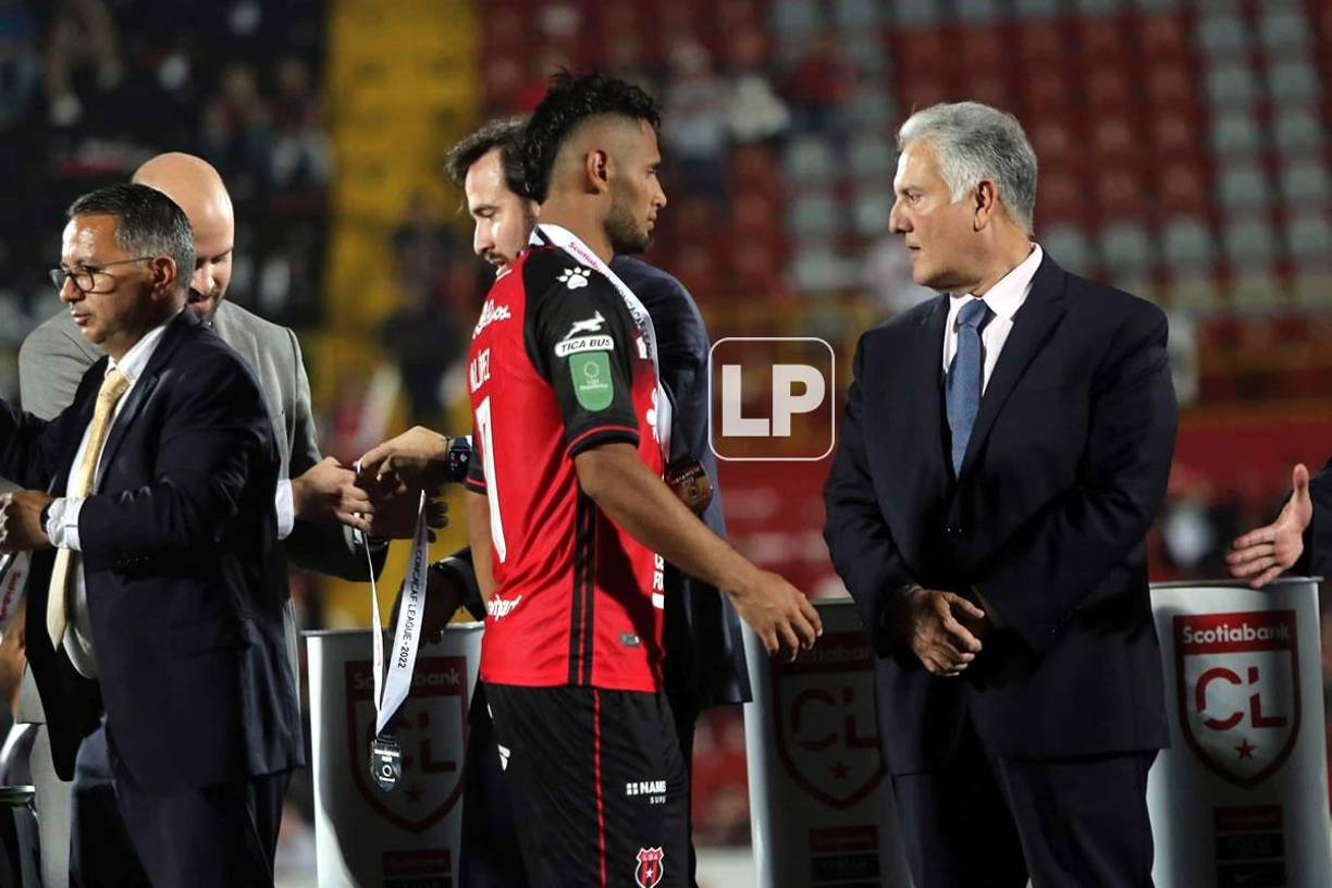 Alex López pasó a recoger su medalla de subcampeón.