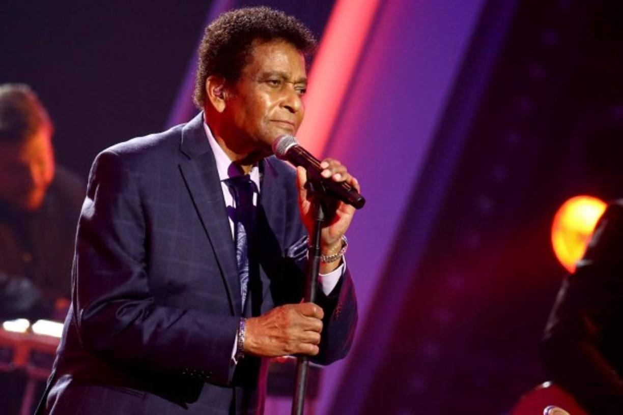 El artista originario de Mississippi, Charley Pride murió el 12 de diciembre por coronavirus, a la edad de 86 años, en Dallas, Texas. El cantante afroamericano es autor de exitosos temas de country como “The Snakes Crawl At Night”, “Before I Met You” y “Just Between You and Me”.<br/><br/>