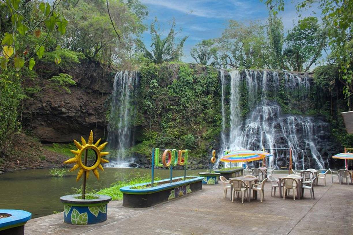 Este bello lugar posee espacios muy amplios, cómodos y lujosos para pasar unas inolvidables vacaciones o un fin de semana agradable al aire libre con múltiples opciones de actividades.