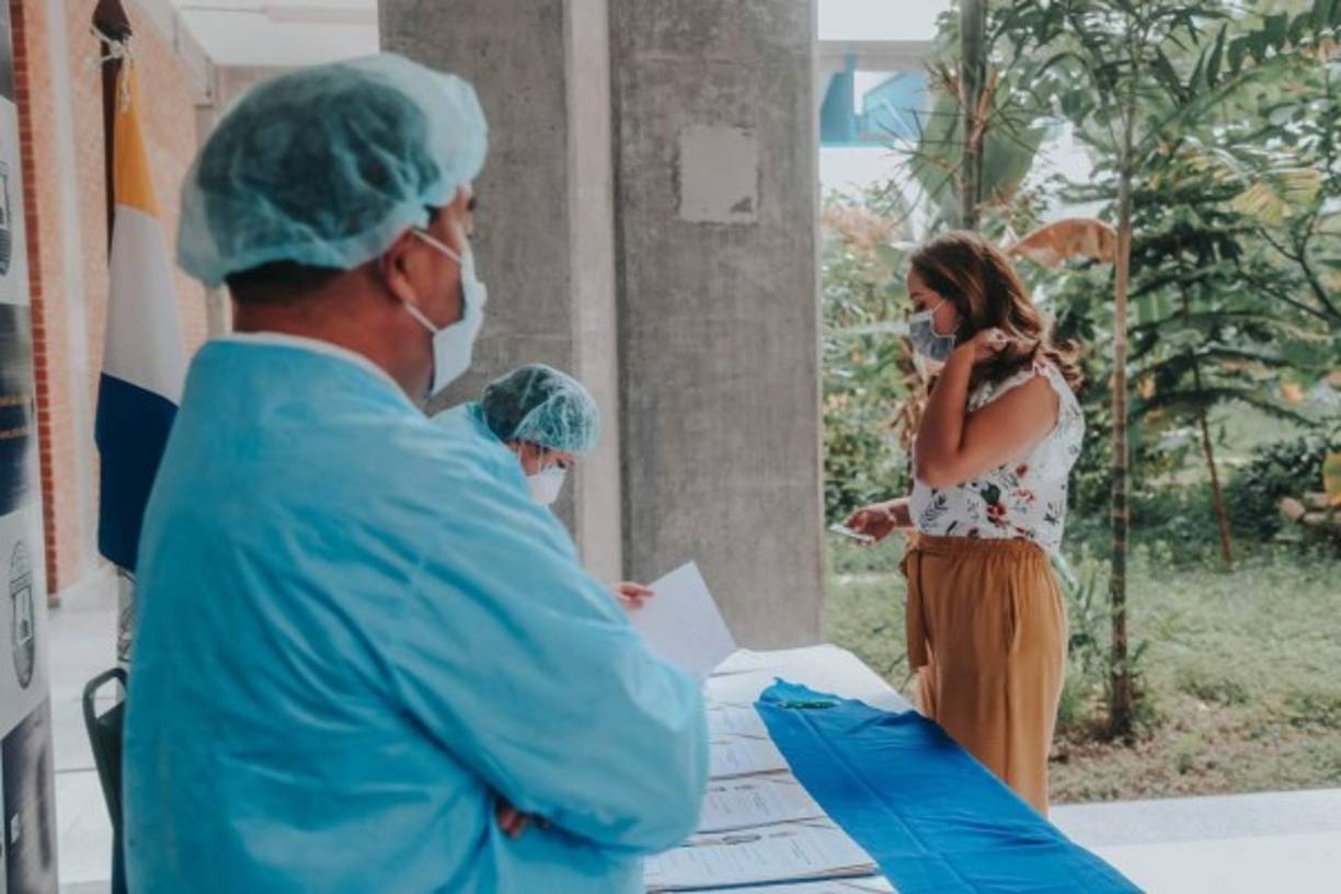 Paredes pidió a los egresados no olvidar las medidas de bioseguridad al acudir, y recomendó no llegar acompañados por más dos personas para la ceremonia. En lo que queda del año continuarán entregando los títulos hasta dar cobertura al 100% de los egresados.